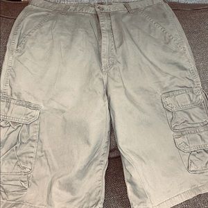 Men’s khaki Wrangler cargo shorts size 32.
